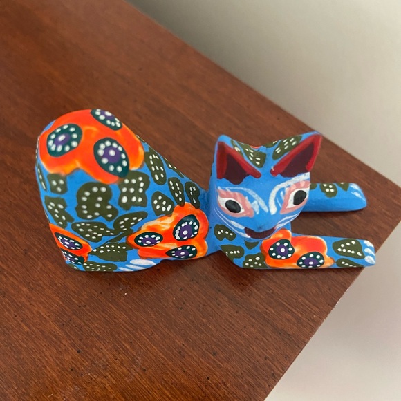 Whimsical Miniature Vintage Oaxacan Alebrije Carved Wooden Cat - Picture 2 of 7
